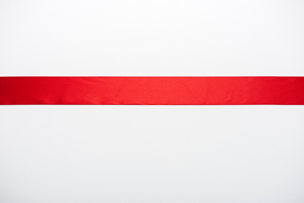 vista superior de cinta plana de satén aislada en blanco
  - Foto, Imagen