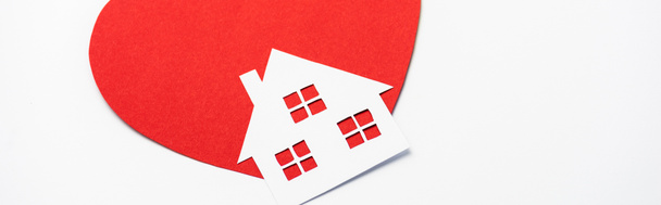 colpo panoramico di casa di carta su bianco e rosso
  - Foto, immagini