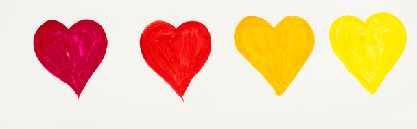 πανοραμική φωτογραφία του ζωγραφισμένα και πολύχρωμα καρδιές απομονώνονται σε λευκό  - Φωτογραφία, εικόνα