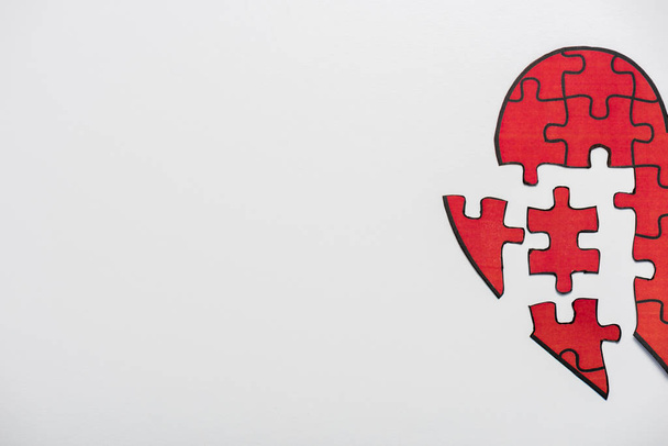vue du haut du puzzle en forme de coeur rouge dessiné isolé sur blanc avec espace de copie
  - Photo, image
