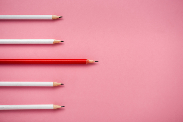 felső nézet élezett fehér és piros ceruzák elszigetelt rózsaszín  - Fotó, kép