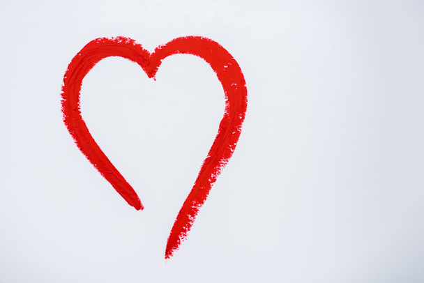 corazón dibujado rojo aislado en blanco con espacio de copia
  - Foto, imagen