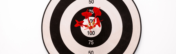 panoráma lövés fekete-fehér dartboard piros nyilakkal elszigetelt fehér  - Fotó, kép