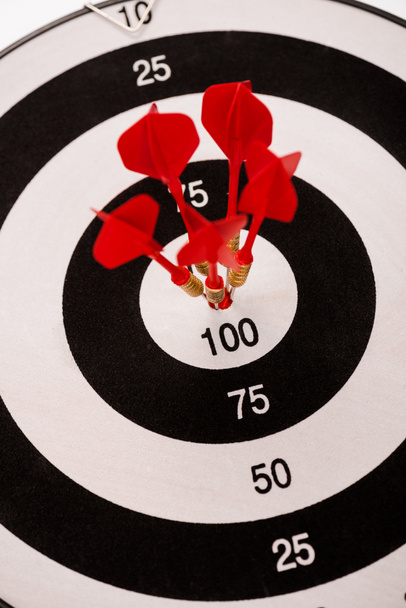 селективный фокус черно-белой дартс с красными стрелками
  - Фото, изображение