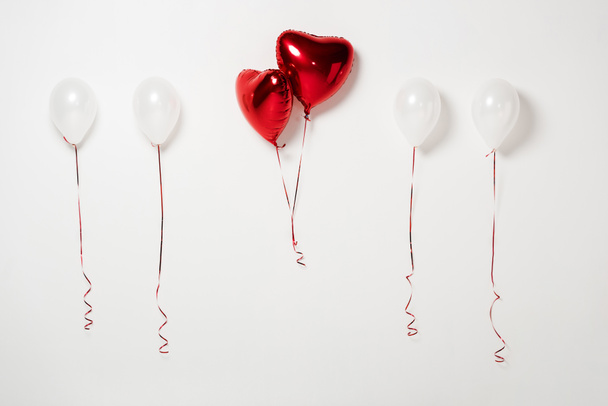ballons de fête brillants et rouges sur blanc
  - Photo, image