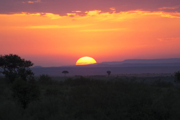 ケニア,アフリカのマサイマラ国立公園での息をのむような夕日 - 写真・画像