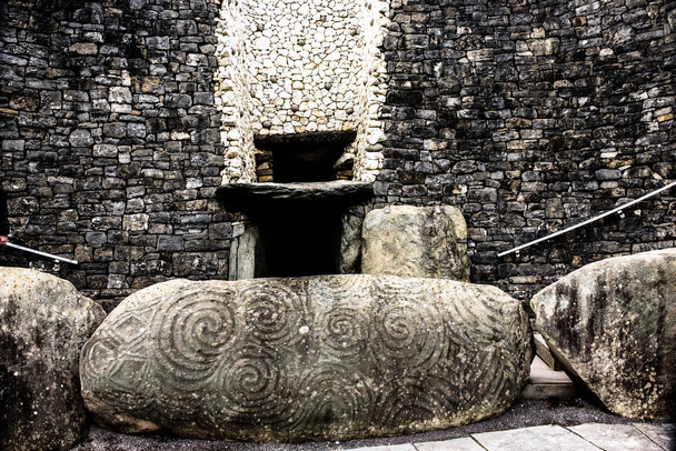 Uuden grange passage hauta ja kivet veistetty tri spir
 - Valokuva, kuva