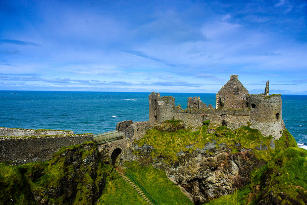 Ruines du château de Dunluce en Irlande du Nord
 - Photo, image