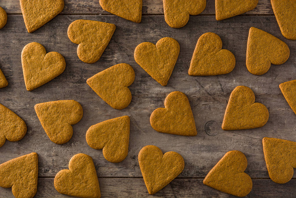 Modèle de biscuits en forme de coeur sur table en bois. La Saint Valentin et le concept de la fête des mères. Vue du dessus
.  - Photo, image