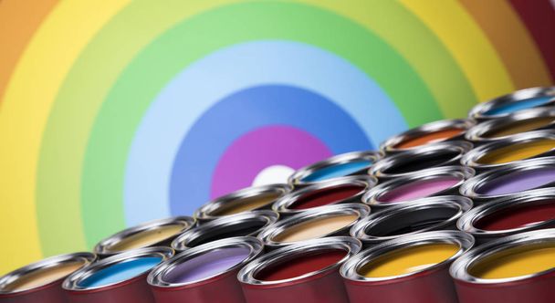 Arcobaleno, lattine di metallo con vernice a colori
 - Foto, immagini