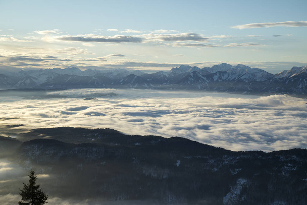 Beau paysage naturel hivernal, vue imprenable sur la montagne
 - Photo, image