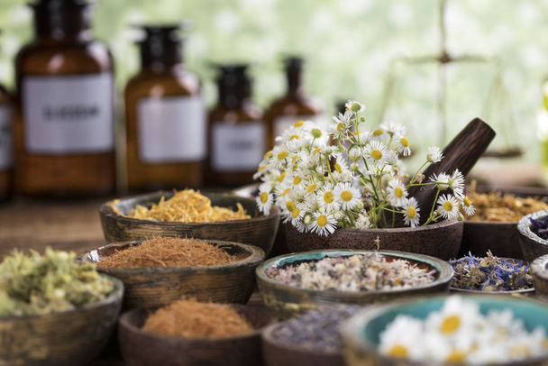 Remédio natural, Medicina herbal e mesa de madeira fundo - Foto, Imagem