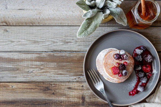 Pancakes with blackberries, raspberries and red currants. American cuisine. - Fotografie, Obrázek