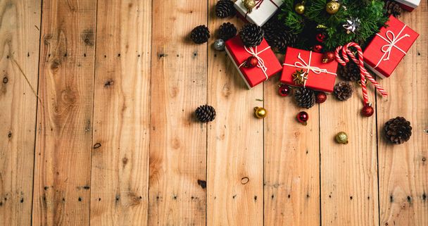 Karácsonyi ajándék - fenyőtoboz és ágak a fán - Fotó, kép
