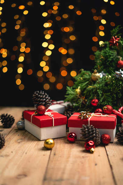 Χριστουγεννιάτικο δώρο, κουκουνάρια και κλαδιά στο ξύλο - Φωτογραφία, εικόνα