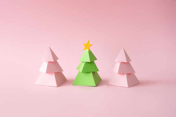 Roze en groen speelgoed Kerstbomen op pastelachtergrond. Prettige feestdagen en nieuw jaar minimaal concept. - Foto, afbeelding