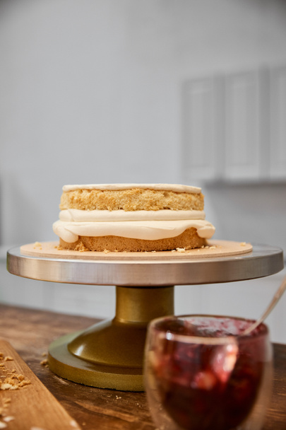 Concentration sélective de biscuits savoureux avec crème et confiture en verre sur la table
 - Photo, image