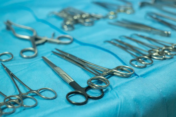 Chirurgische Geräte und medizinische Geräte im Operationssaal. Sterile Scheren und andere medizinische Instrumente - Foto, Bild