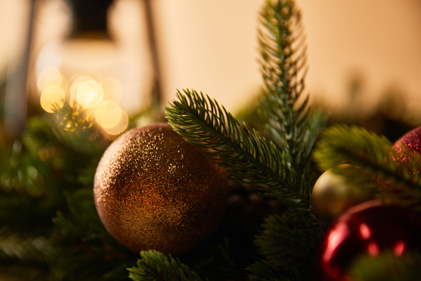 primer plano de ramas de abeto y bolas de Navidad y luces bokeh
  - Foto, Imagen