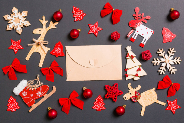 Vánoční černé pozadí s prázdninové hračky a dekorace. Horní pohled na obálku. Šťastný nový rok koncept - Fotografie, Obrázek