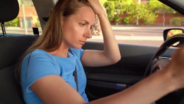 Žena v modrých šatech je naštvaná a rozrušená, protože se jí rozbilo auto. - Záběry, video