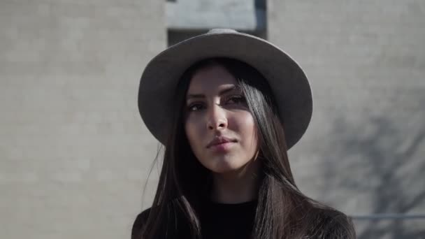 Portret van een glamoureus meisje met een hoed op de straat - Video