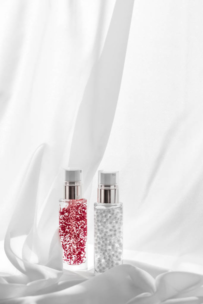 Sérum de soin et flacon de gel d'apprêt de maquillage, lotio hydratant
 - Photo, image