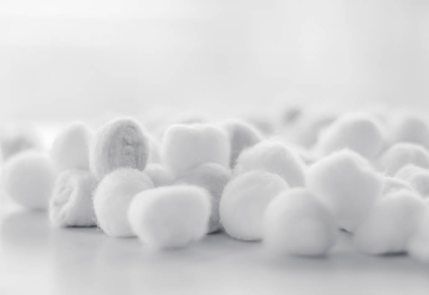 Bolas de algodão orgânico fundo para a rotina da manhã, spa cosmeti
 - Foto, Imagem