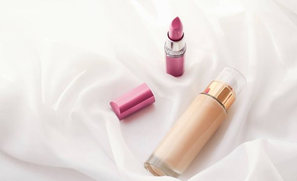 Crema tonal beige botella maquillaje base base fluida y rosa
  - Foto, Imagen