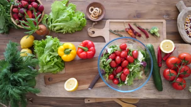 Concepto de dieta saludable. Comer limpio. A la vista de verduras orgánicas frescas
. - Metraje, vídeo