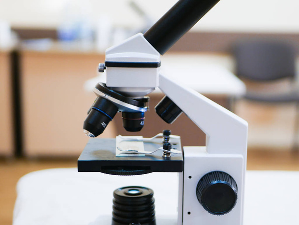 medizinisches Mikroskop. Große Aussicht. Schwarz-Weiß. Labormikroskop-Stereokular im Labor.  - Foto, Bild
