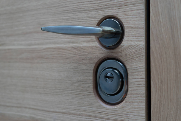 serratura della porta e maniglia da vicino, bella porta d'ingresso in legno moderno per l'appartamento
 - Foto, immagini