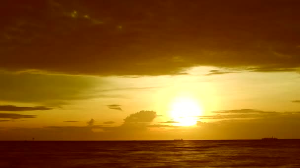 altın gün batımı turuncu gökyüzü ve kara kırmızı bulut denizde hareket ediyor - Video, Çekim