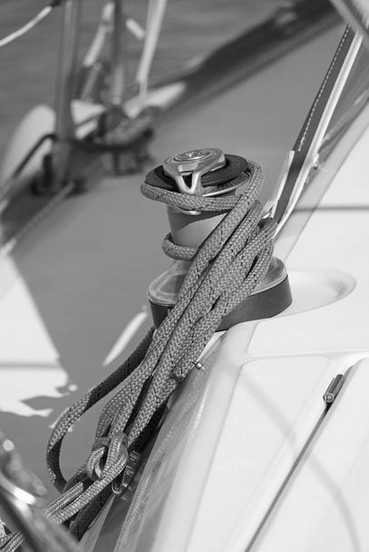 Італія, Сицилія, Середземне море, лебідка і морські мотузки на плаваючому човні в порту - Фото, зображення