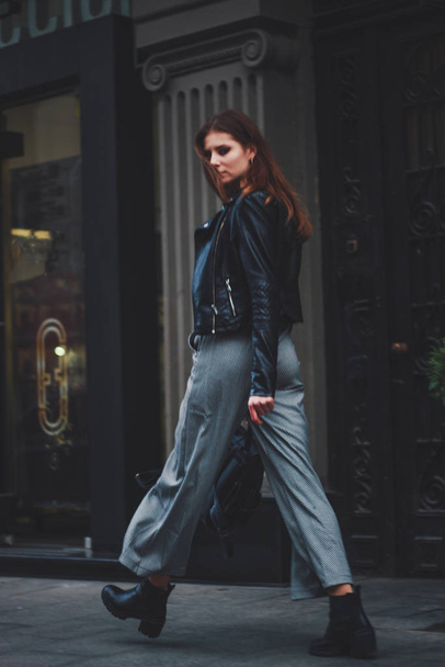 Fashion shooting. Wide trousers tube. Satin emerald blouse. Fash - Foto, afbeelding