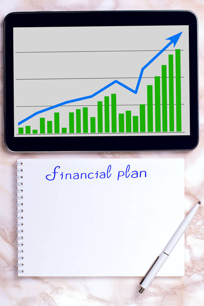 Рабочий стол с бизнес-диаграммами. 52-недельный план сбережений. Финансовый планировщик
. - Фото, изображение