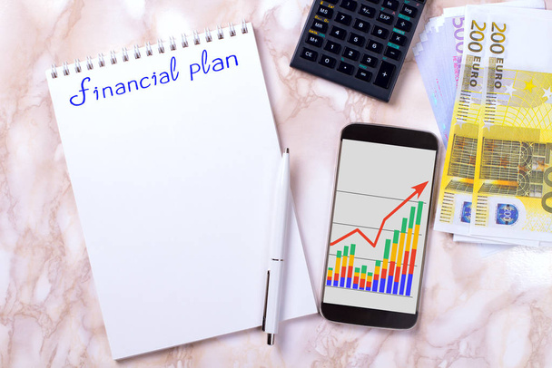 Työpöytä liiketoiminnan kaavioita, laskin ja rahaa. 52 viikon säästösuunnitelma. Rahoitussuunnittelija
. - Valokuva, kuva