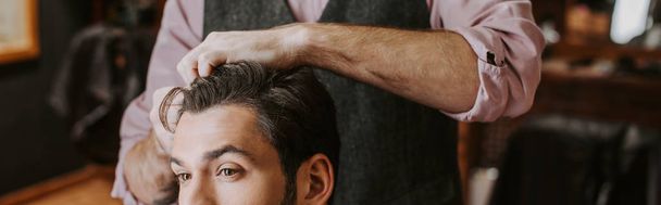 Panoramaaufnahme von Friseur Styling Haare auf Mann  - Foto, Bild