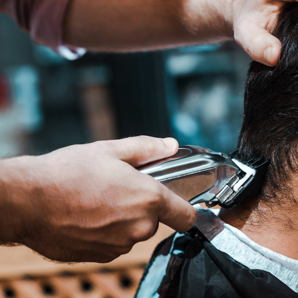 крупним планом перукарський стиль волосся людини в перукарні
  - Фото, зображення
