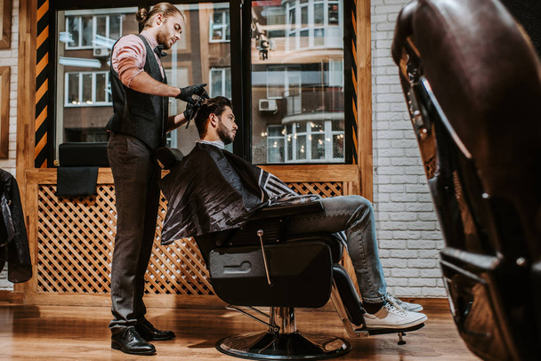 messa a fuoco selettiva di bello barbiere styling capelli dell'uomo nel moderno barbiere
  - Foto, immagini