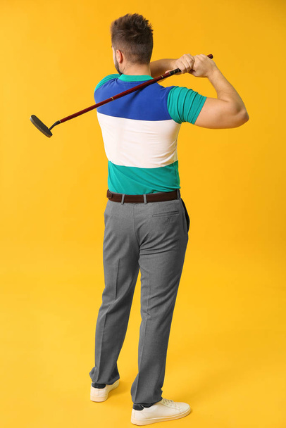 Handsome male golfer on color background - Φωτογραφία, εικόνα