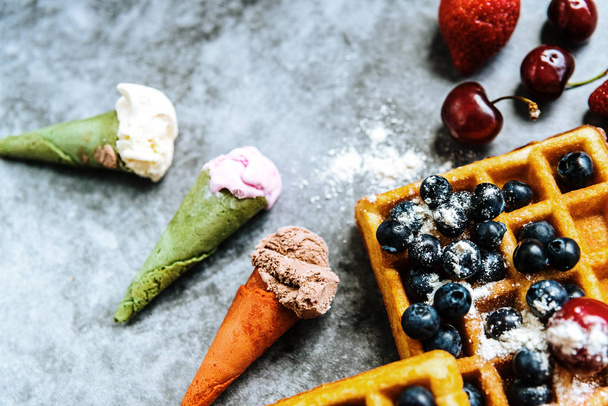Ruokahalua jäätelöä hedelmiä ja vohveleita, ihanteellinen välipala
 - Valokuva, kuva