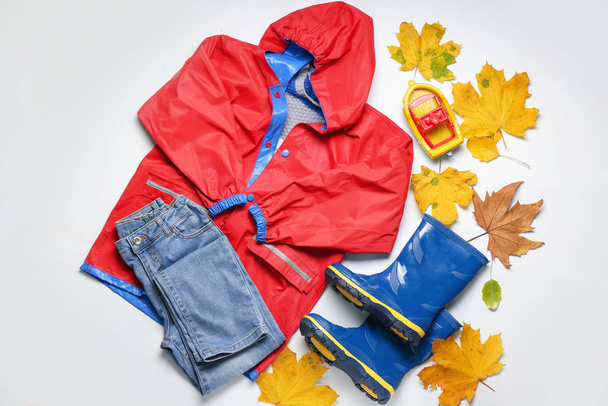 Beyaz arka planda yaprakları olan şık sonbahar çocuğu kıyafetleri. - Fotoğraf, Görsel