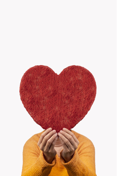 mulher segurando grande coração entre as mãos, conceito dia dos namorados
 - Foto, Imagem