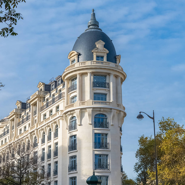 Paryż, fasada paryska w eleganckiej okolicy, typowy balkon i bulwar okien Haussmann - Zdjęcie, obraz
