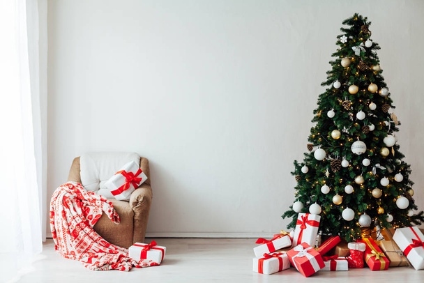 Karácsonyfa ajándékokkal Decemberben dekoráció a fehér szoba belsejében - Fotó, kép