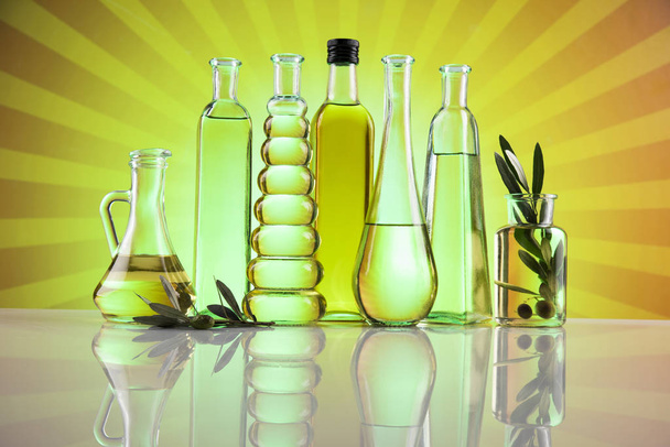 Garrafas com azeite de oliva de cozinha biológica e ramo de oliva - Foto, Imagem