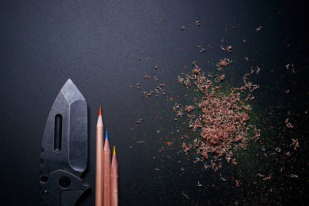 lápiz y cuchillo sobre fondo negro
 - Foto, Imagen