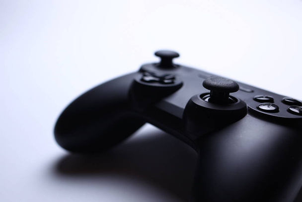 Videospielcontroller isoliert auf schwarzem Hintergrund - Foto, Bild