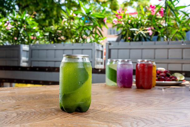 Zdravý koktejl z letního ovoce a bobule ve sklenicích s brčka - Fotografie, Obrázek